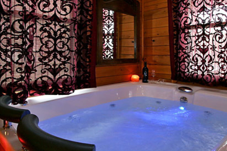 Bathroom 4, Golana