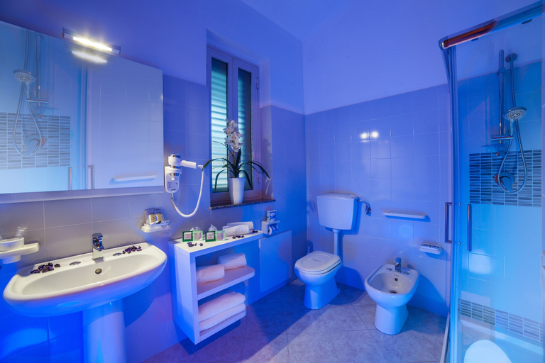 Bathroom 4, Riviera del Sole, Messina