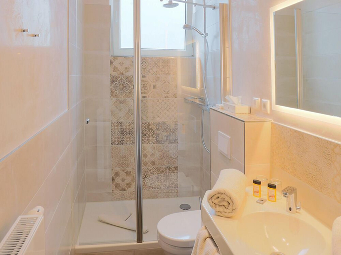 Bathroom 5, Hotel Strandvilla Janine, Leer