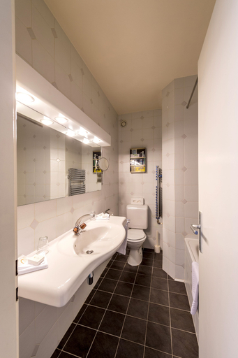 Bathroom 4, Hotel Churchill, Genève
