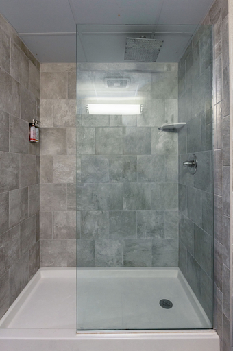 Bathroom 4, SEVEN Sebring Raceway Hotel, Highlands
