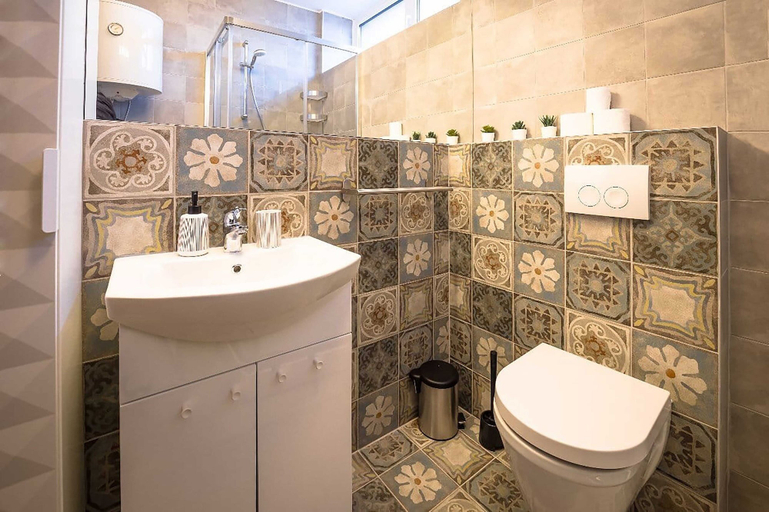 Bathroom 4, Black 49, Zagreb