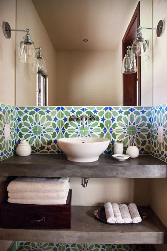 Bathroom 4, Malibu Popoyo, Tola