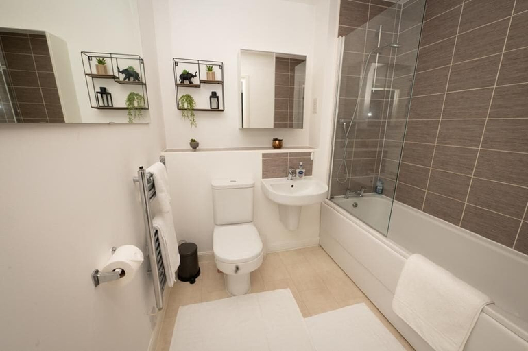 Bathroom 2, Grand Station Suite, Wolverhampton