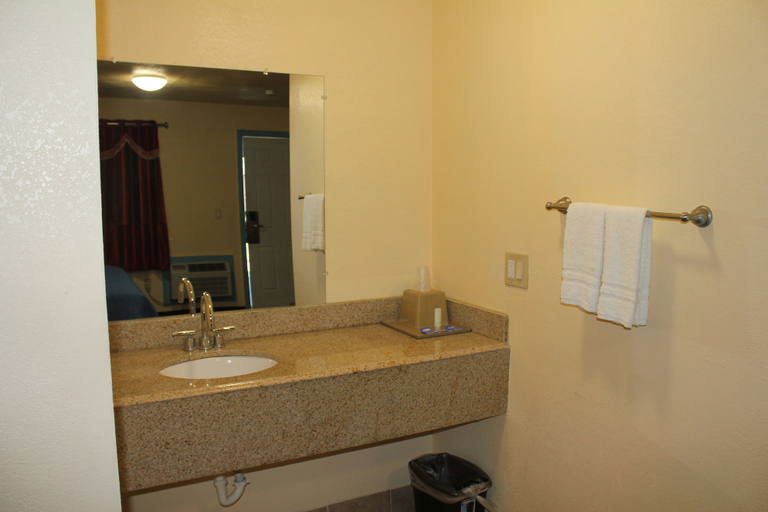 Bathroom 4, Relax Inn Motel, Hardin