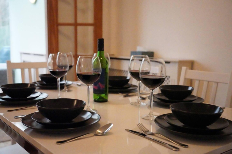 Food & Drinks 5, Captivating 4-bed House in Milton Keynes, Milton Keynes