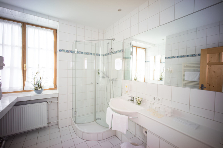 Bathroom 5, Klosterhotel Ludwig der Bayer, Garmisch-Partenkirchen