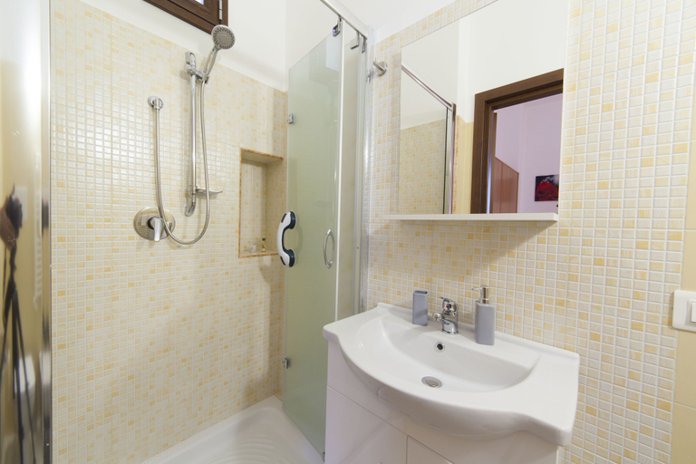 Bathroom 5, Sole di Trapani, Trapani