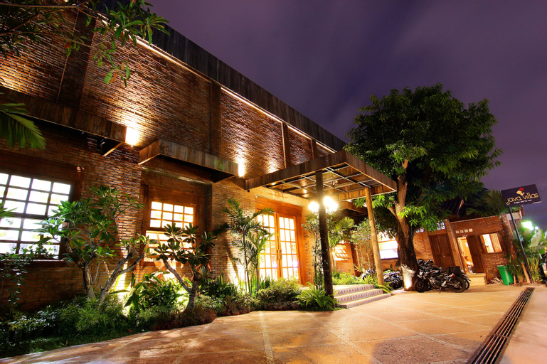 Exterior & Views 16