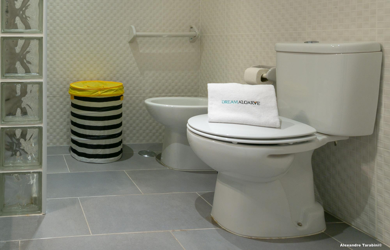 Bathroom 3, C12 - Sunshine Apartment in Luz, Lagos
