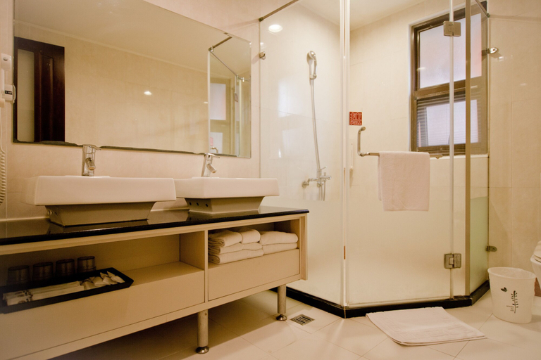 Bathroom 3, East Town 26, Hualien