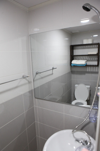 Bathroom 5, Hans House, Jongno
