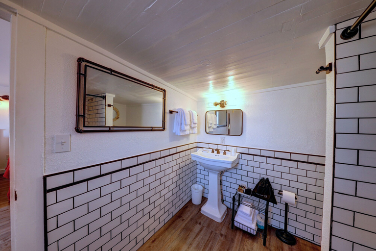 Bathroom 4, The Seaview Cottages, Pacific
