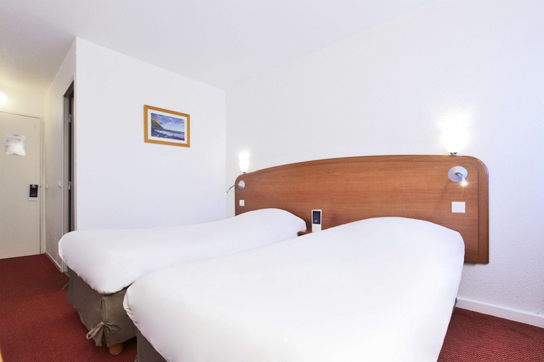 Bedroom 3, Kyriad Toulon - Hyeres - La Garde, Var