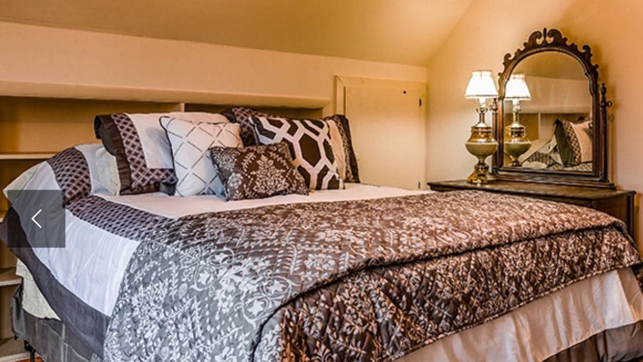 Bedroom 3, The Swan House, Manistee