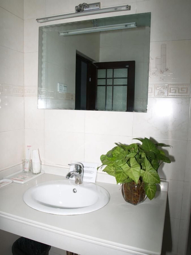 Bathroom 4, Evergreen Hotel, Analamanga