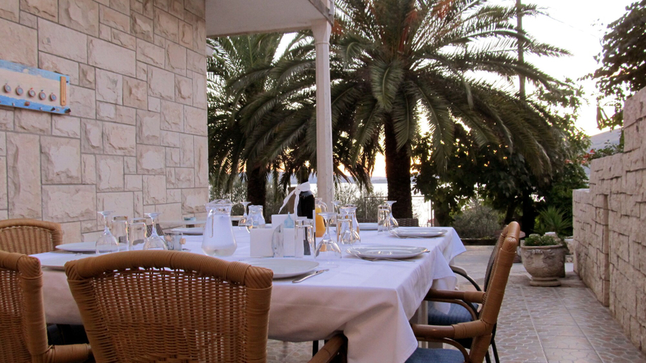 Food & Drinks 5, Villa PaPe, Okrug