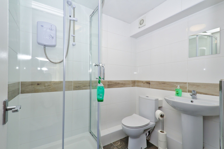 Bathroom 5, Harlinger Lodge Annexe, London