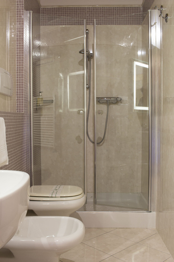 Bathroom 5, Green Park Hotel, Verona