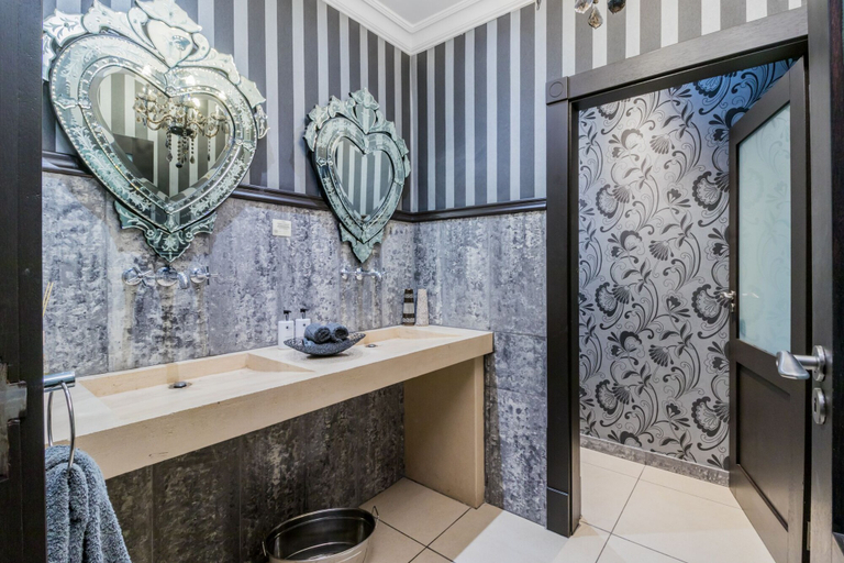 Bathroom 5, SW1 Lodge, City of Cape Town