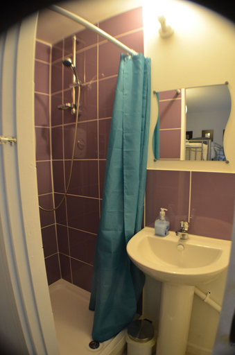 Bathroom 4, Birchfields Guest House, Manchester