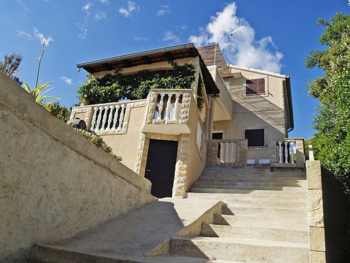 Exterior & Views 2, Spacious Robinson House Iris With Pool, Tkon
