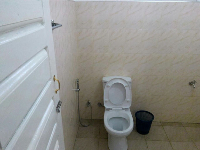 Bathroom 4, The Pub, N. Palatha East