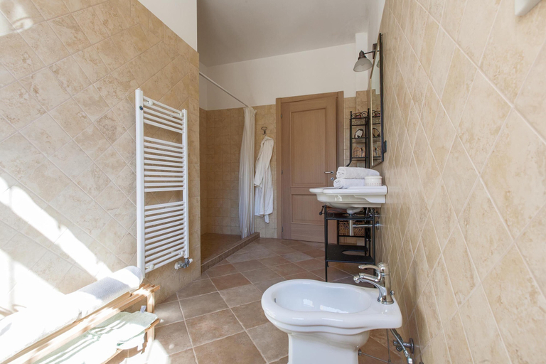 Bathroom 4, Casale Tre Petre, Lecce