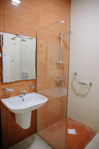 Bathroom 4, Madina Suites, Salt