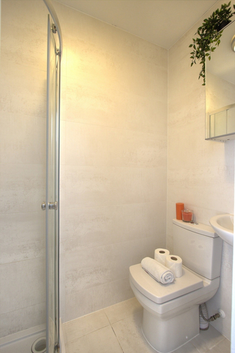 Bathroom 3, R1 Medium Studio, London
