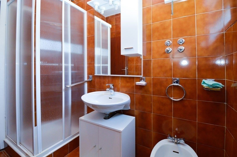 Bathroom, Apartment 23, Pula