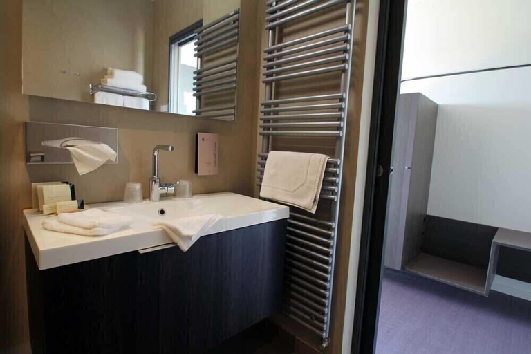 Bathroom 12