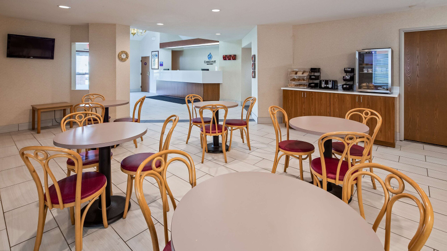 Food & Drinks 5, Charlevoix Inn & Suites SureStay Collection by Best Western, Charlevoix
