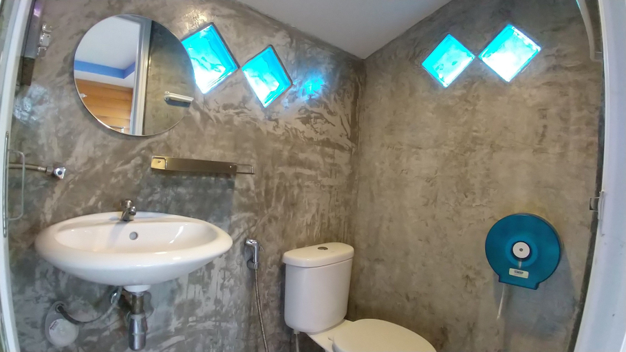 Bathroom 4, Baanchomdow Phutubberk, Lom Kao