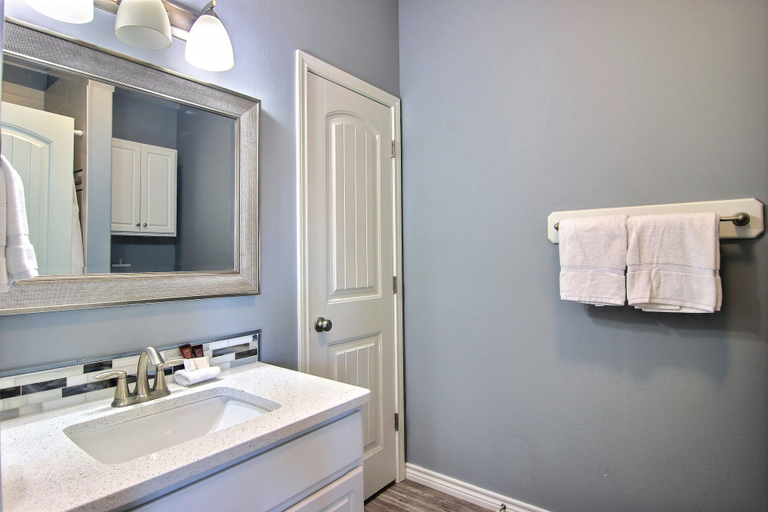 Bathroom 5, Sea-esta, Nueces