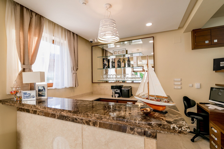 Food & Drinks 4, Hedera Residences