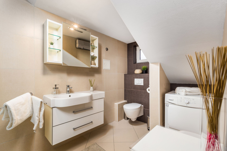 Bathroom 4, Aquila, Rijeka