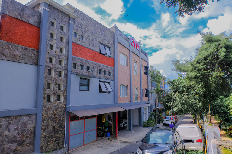 Exterior & Views