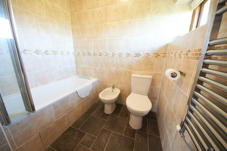Bathroom 4, The Victorian Barn self catering holidays with pool & hot tubs, Dorset