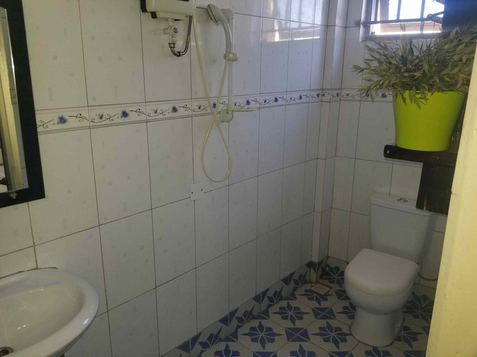 Bathroom 3, Hotel Hensek, Kampala