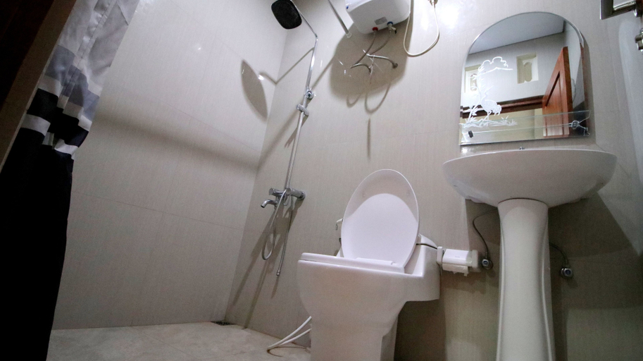 Bathroom, D'Java Homestay Babarsari By The Grand Java, Sleman