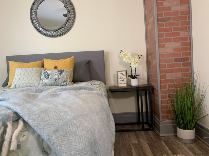 Bedroom 3, The Hennepin House-Private Yard &Parking, Niagara