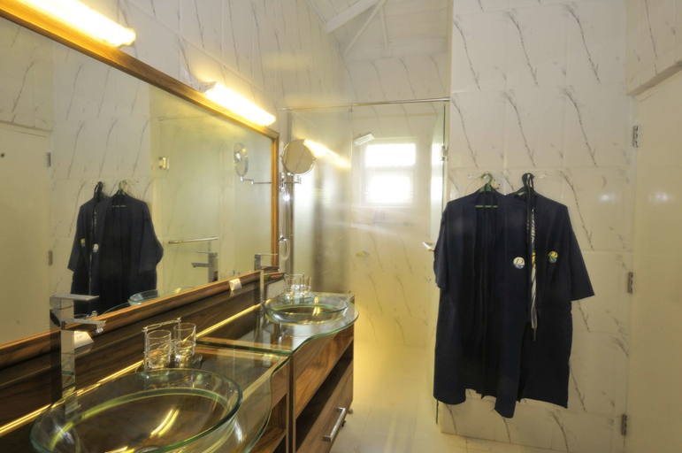 Bathroom 4, Dalmanuta Gardens, Beruwala