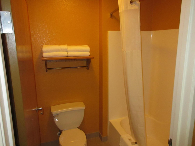 Bathroom 4, Parkfield Inn, Henry