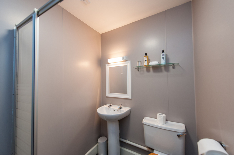 Bathroom 3, The Glen Mhor Hotel and Uile-bheist Brewery & Distillery, Highland
