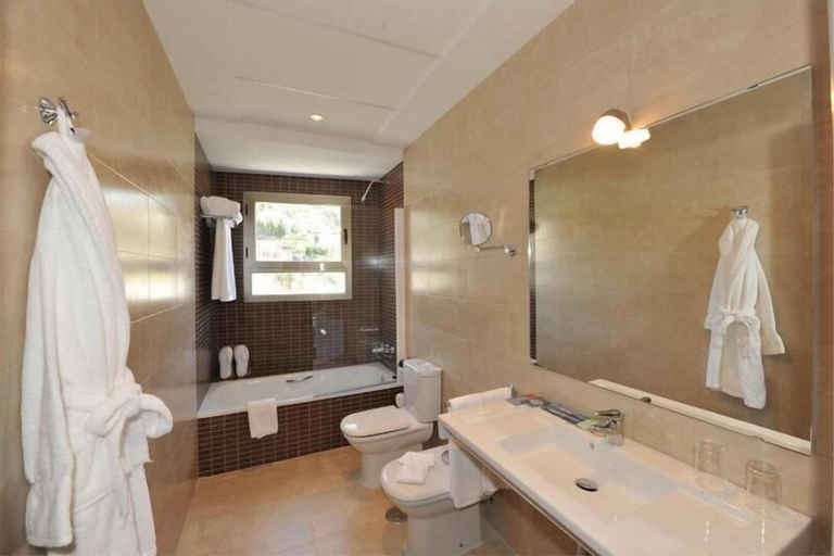 Bathroom 5, On Aleta Room, Granada
