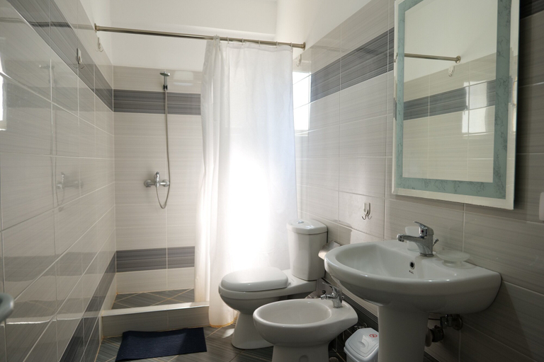 Bathroom 3, Bella Vista Hotel, Sarandës