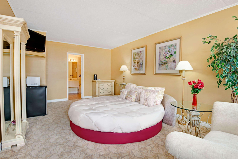 Bedroom 2, Knights Inn Midland, Simcoe
