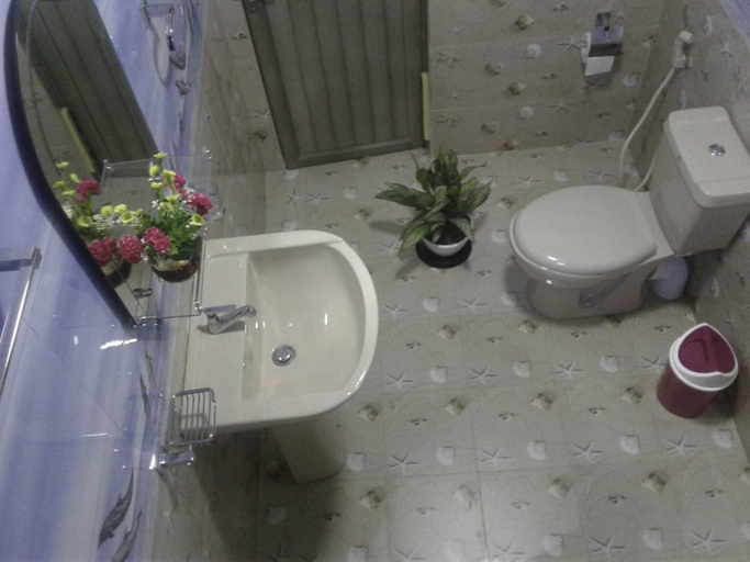 Bathroom 3, Pine Village, Ella