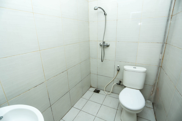 Bathroom, OYO 2197 Pulau Laut Guest House, Banjarmasin